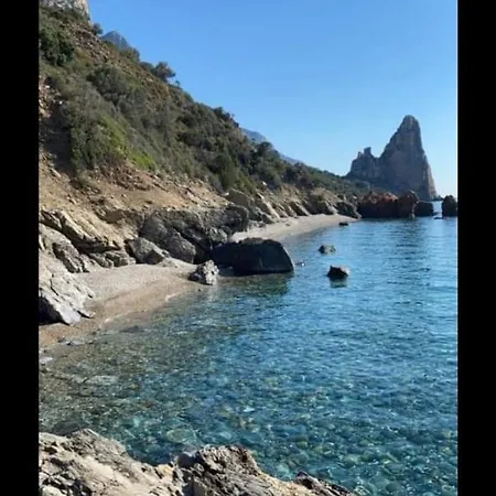 Il Sole Con Veranda Vicino Al Mare