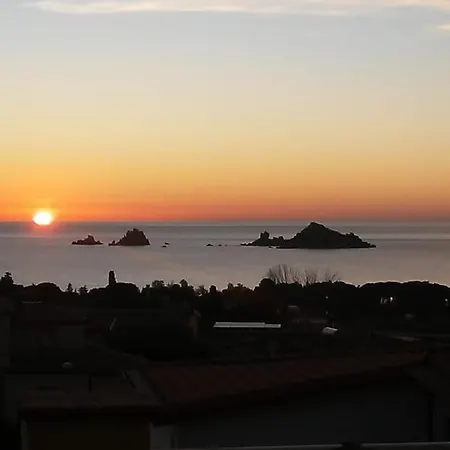 Il Sole Con Veranda Vicino Al Mare *